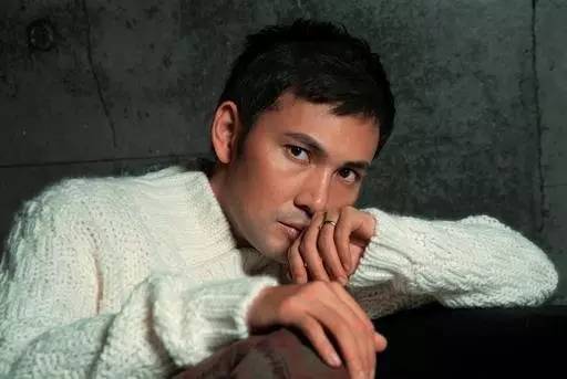 角！50岁冻龄男神人生如戏般刺激！电子pg两度离巢TVB回巢即做主(图8)